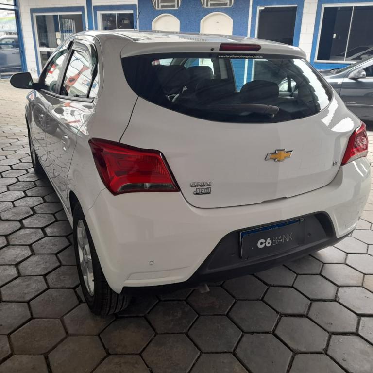 CHEVROLET Onix Hatch - Foto