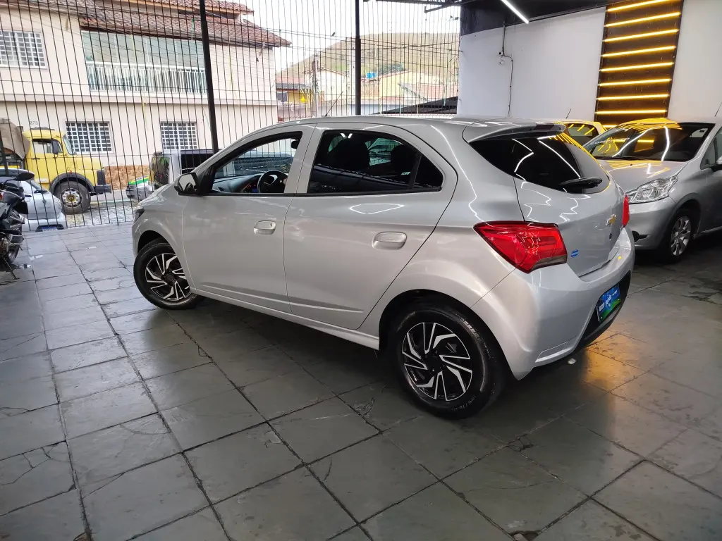 CHEVROLET Onix Hatch - Foto