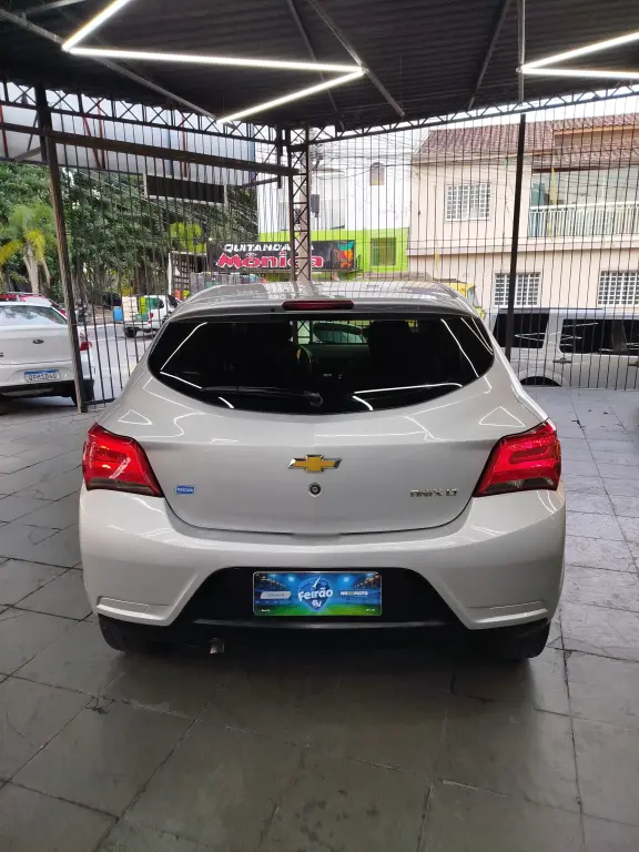 CHEVROLET Onix Hatch - Foto