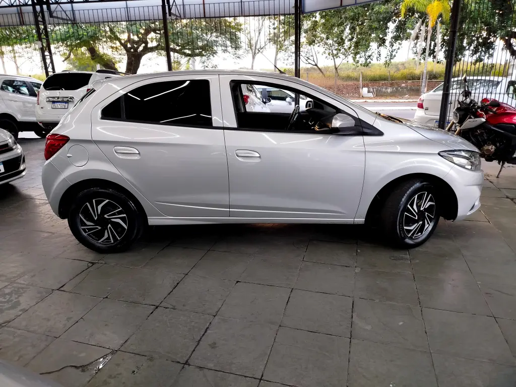 CHEVROLET Onix Hatch - Foto