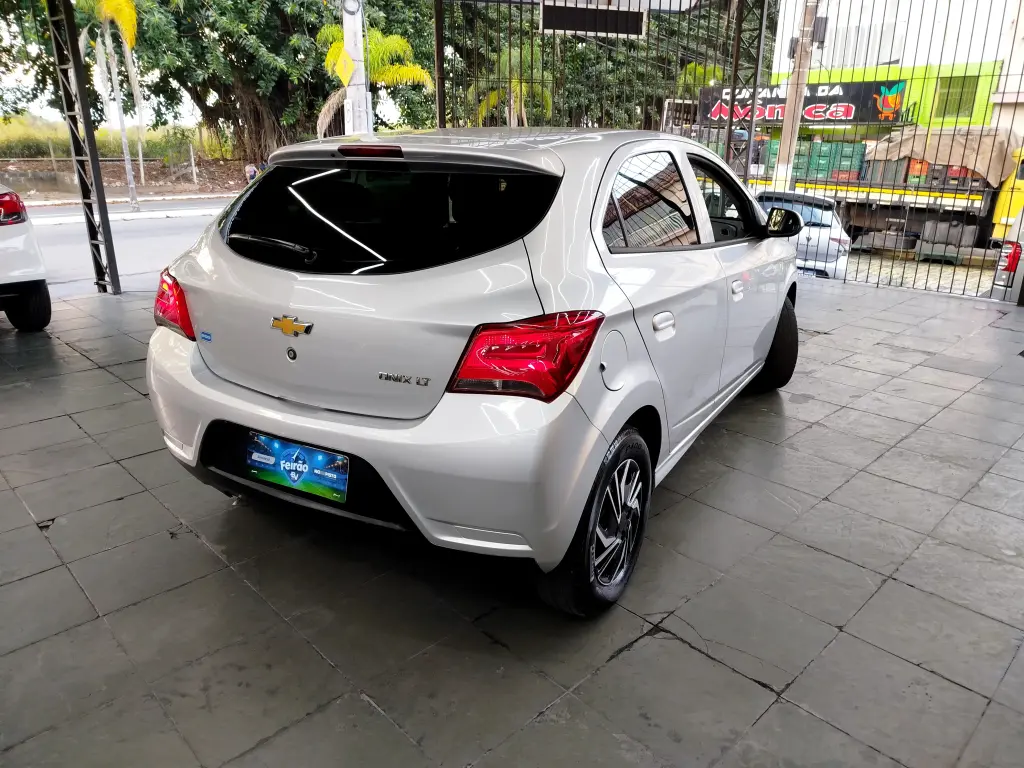 CHEVROLET Onix Hatch - Foto