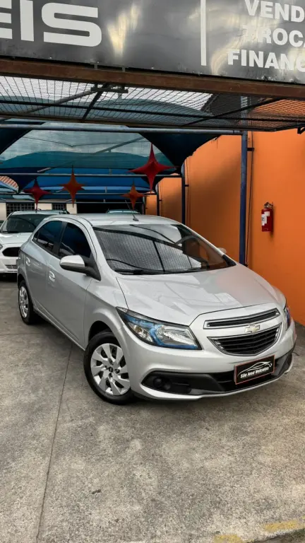 CHEVROLET Onix Hatch - Foto
