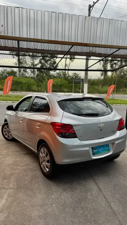 CHEVROLET Onix Hatch - Foto