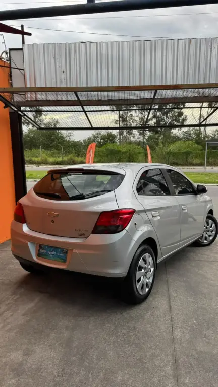 CHEVROLET Onix Hatch - Foto