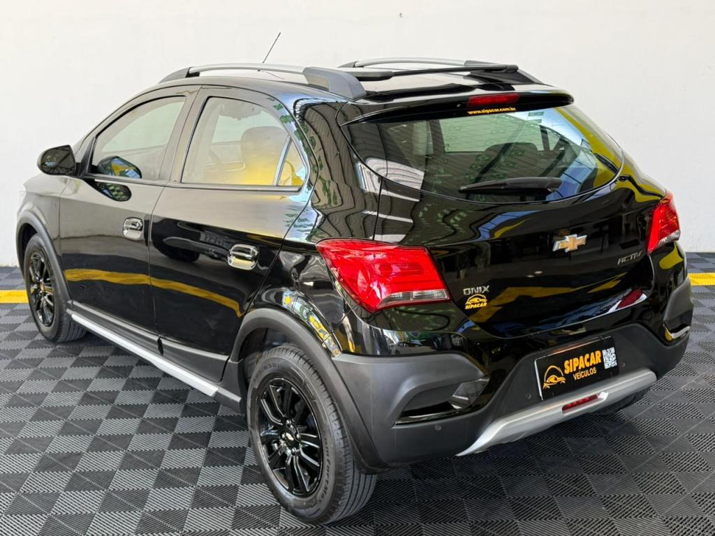 CHEVROLET Onix Hatch - Foto