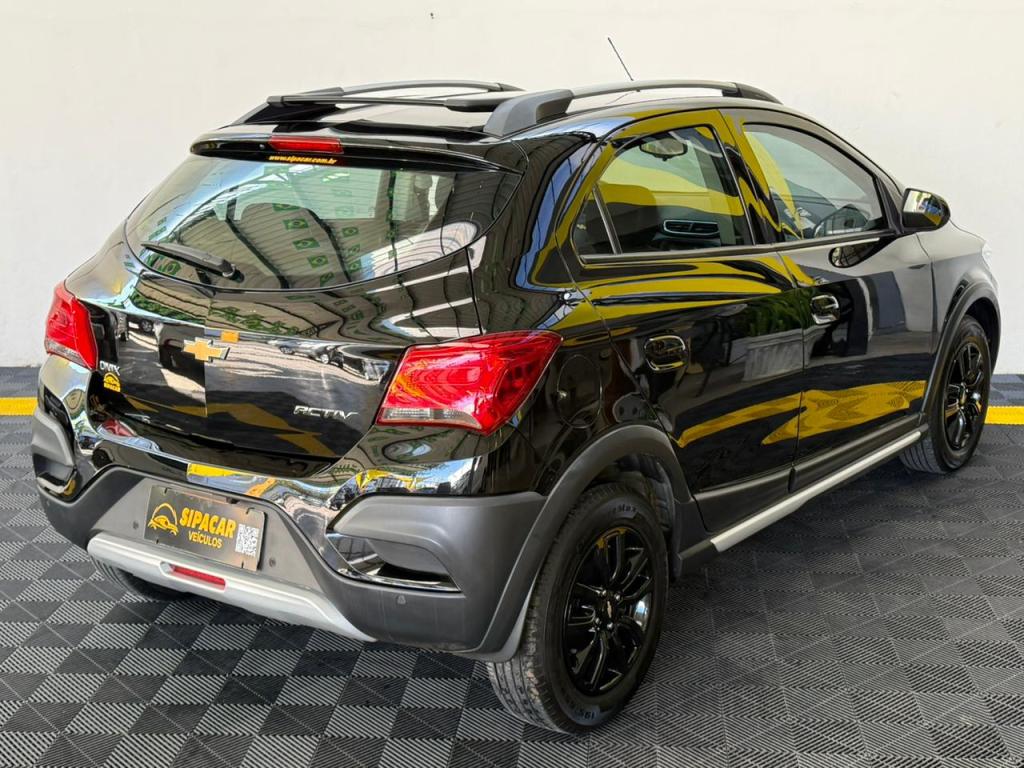 CHEVROLET Onix Hatch - Foto