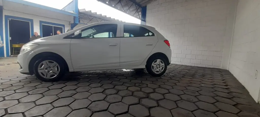 CHEVROLET Onix Hatch - Foto