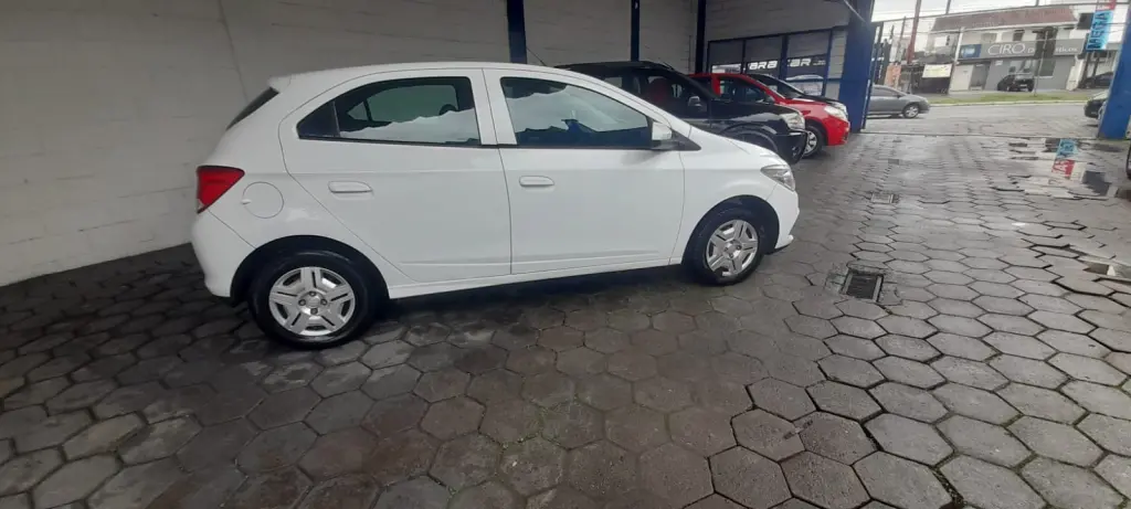 CHEVROLET Onix Hatch - Foto