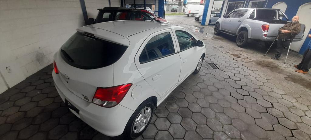 CHEVROLET Onix Hatch - Foto