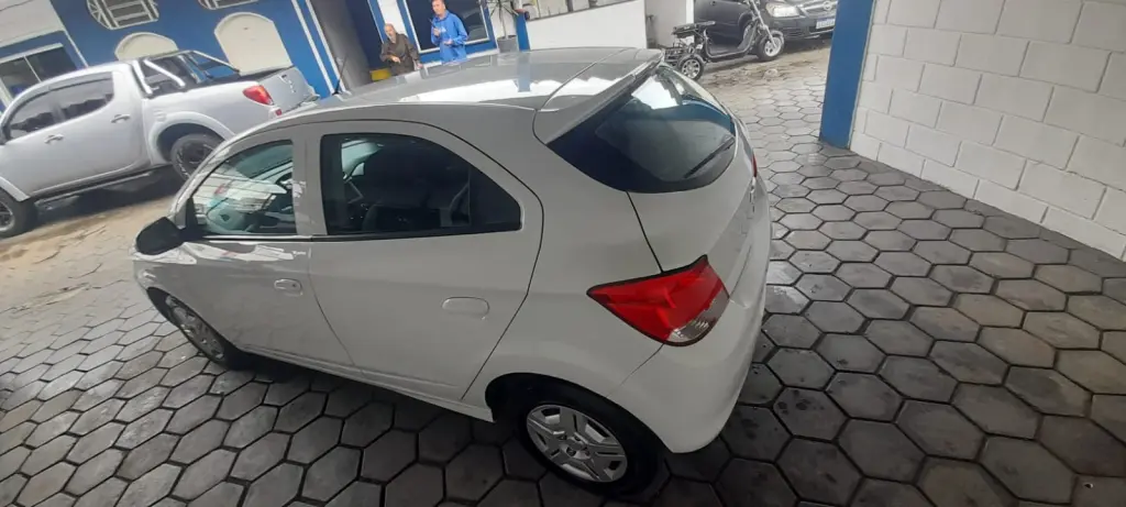 CHEVROLET Onix Hatch - Foto