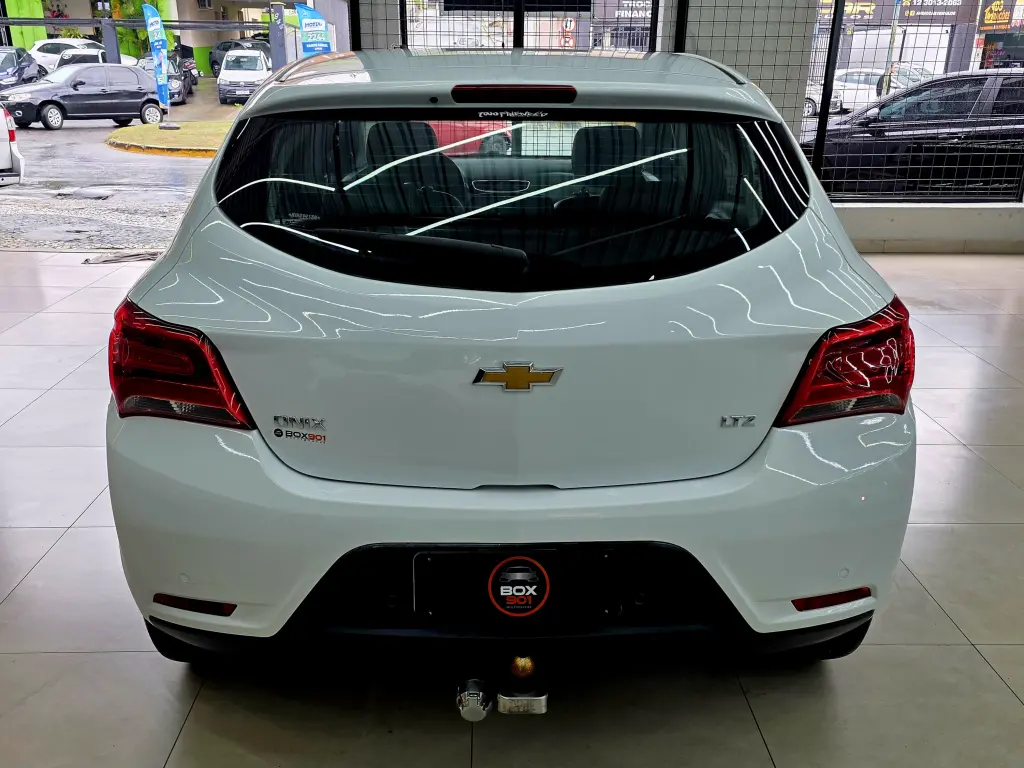 CHEVROLET Onix Hatch - Foto