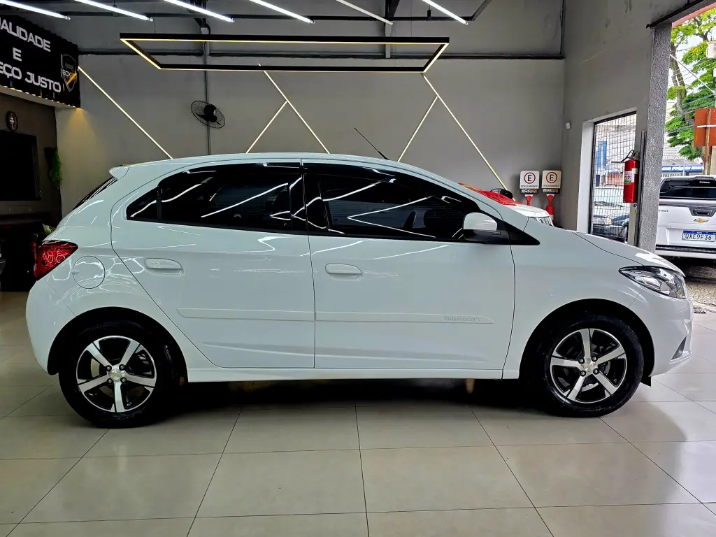 CHEVROLET Onix Hatch - Foto
