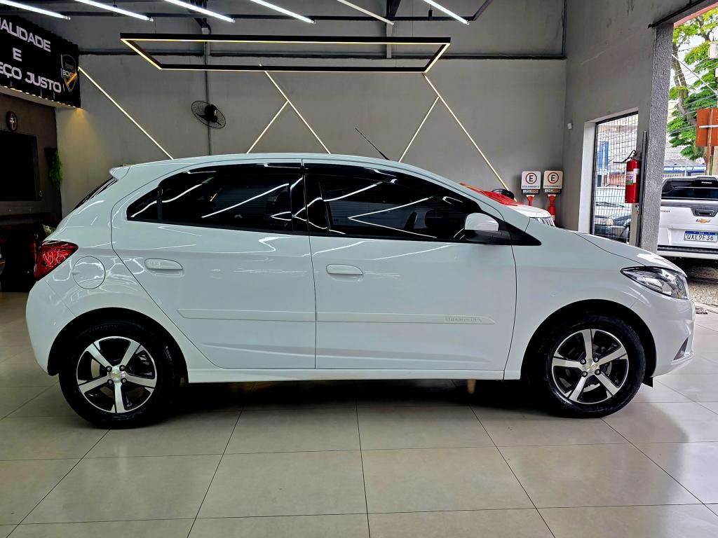 CHEVROLET Onix Hatch - Foto