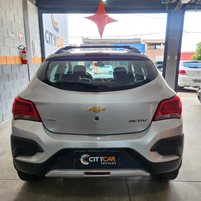 CHEVROLET Onix Hatch - Foto