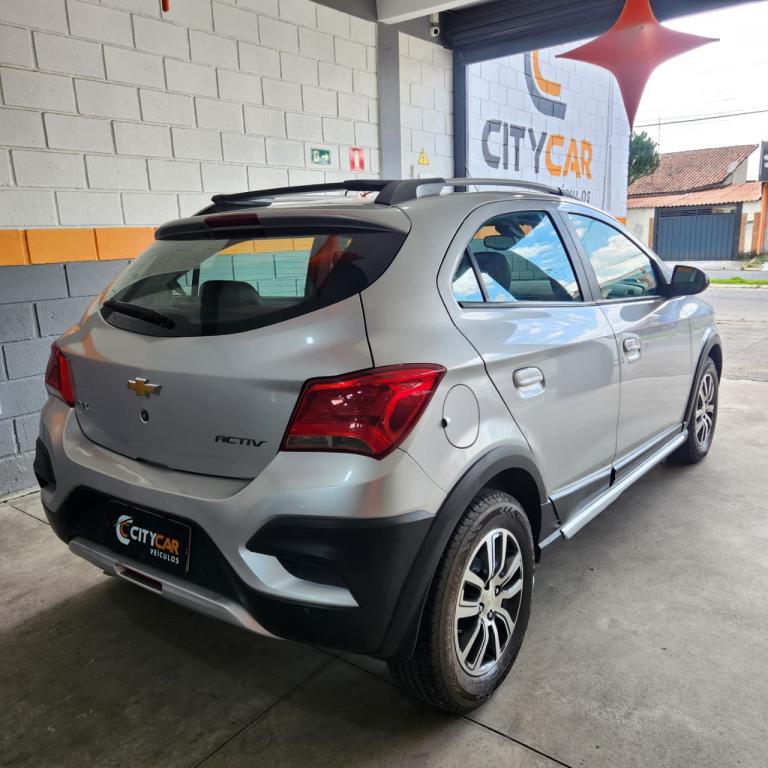 CHEVROLET Onix Hatch - Foto