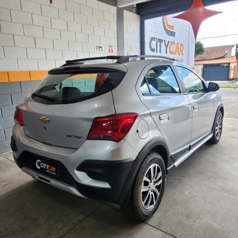 CHEVROLET Onix Hatch - Foto