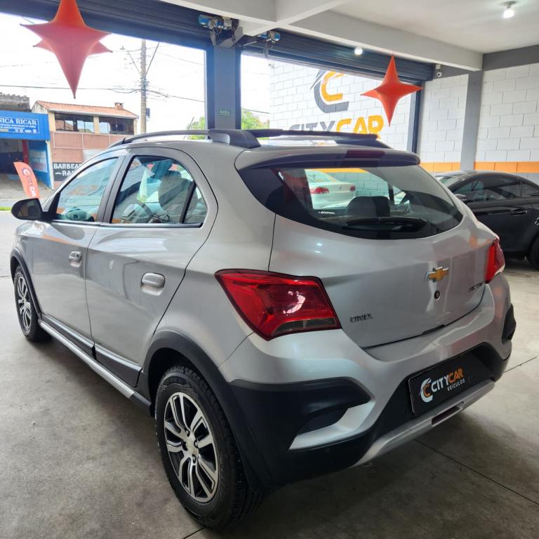 CHEVROLET Onix Hatch - Foto