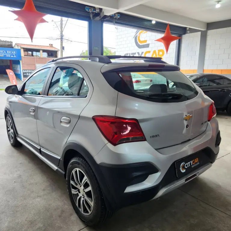 CHEVROLET Onix Hatch - Foto