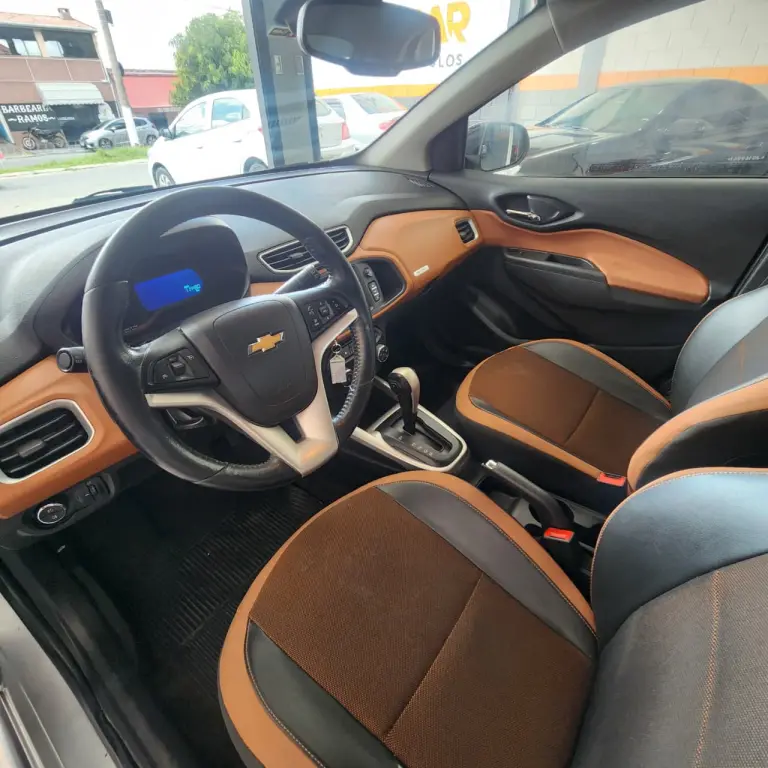 CHEVROLET Onix Hatch - Foto
