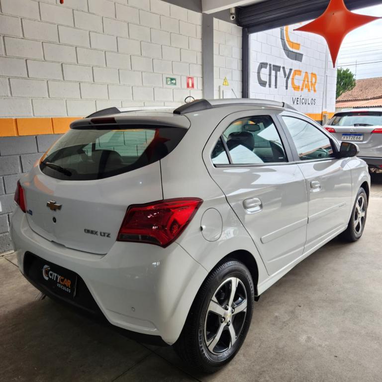 CHEVROLET Onix Hatch - Foto