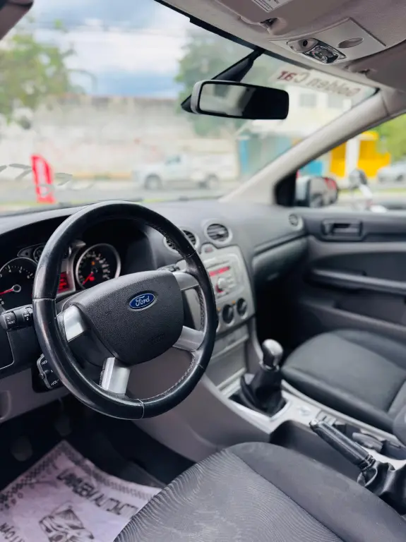 FORD Focus Sedan - Foto