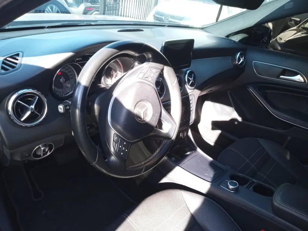 MERCEDES-BENZ GLA 200 - Foto