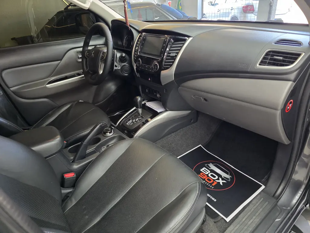 MITSUBISHI Triton - Foto