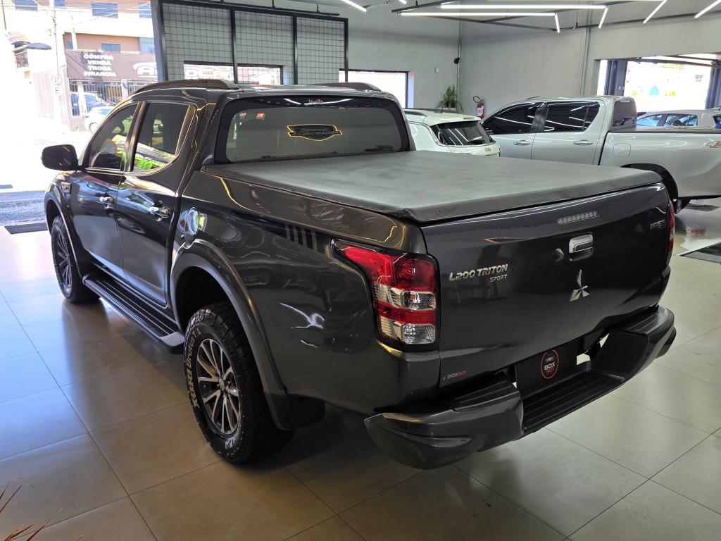 MITSUBISHI Triton - Foto
