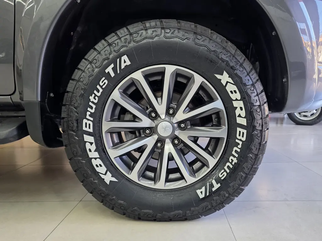 MITSUBISHI Triton - Foto