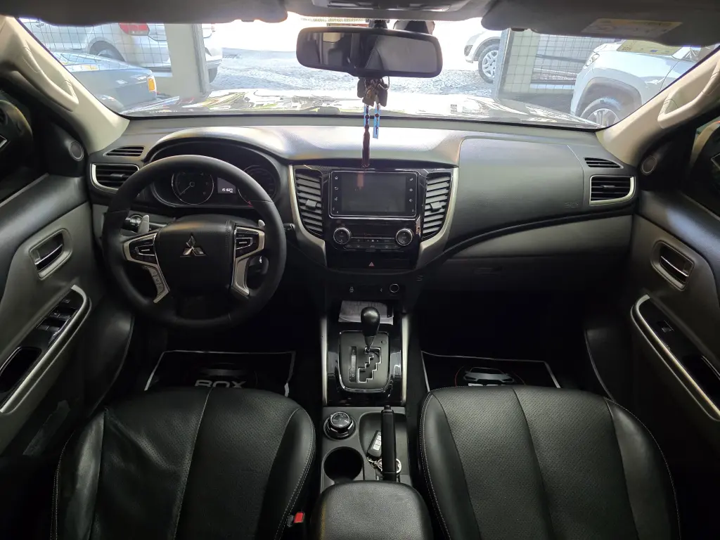 MITSUBISHI Triton - Foto