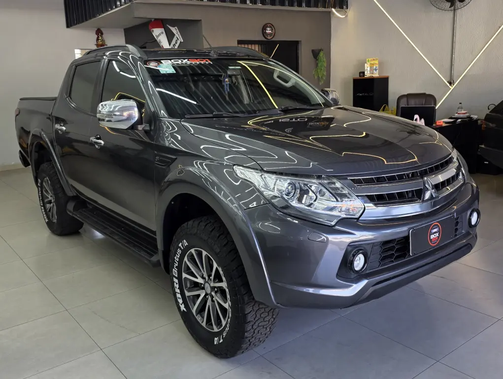 MITSUBISHI Triton - Foto