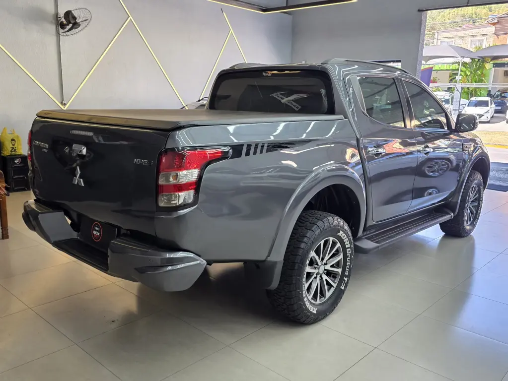 MITSUBISHI Triton - Foto