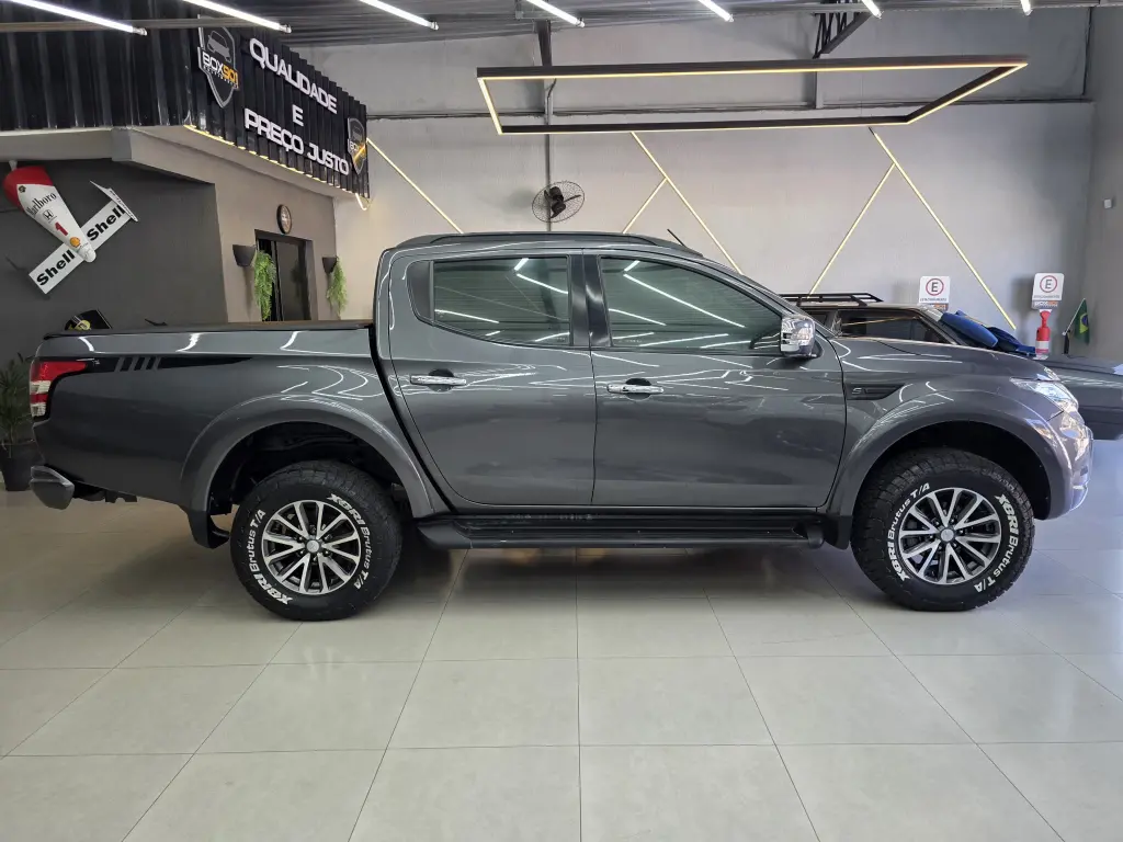 MITSUBISHI Triton - Foto