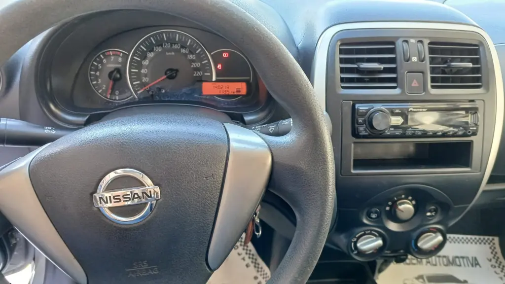 NISSAN March - Foto