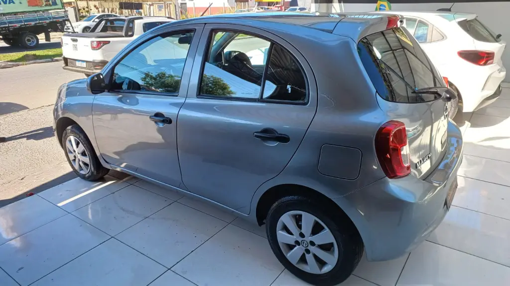 NISSAN March - Foto