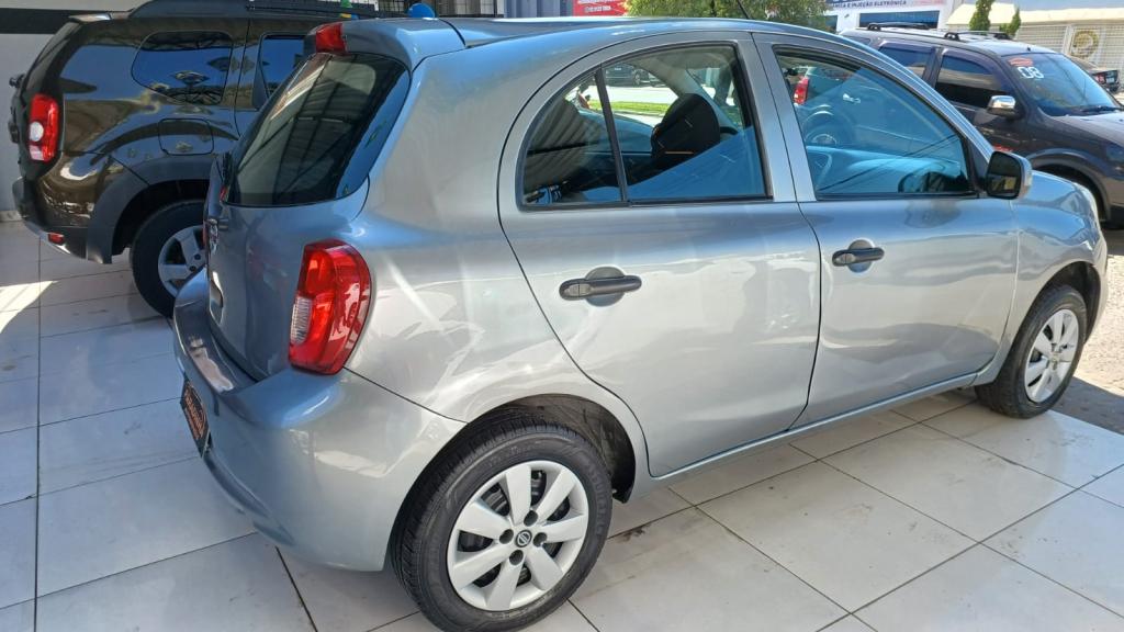NISSAN March - Foto
