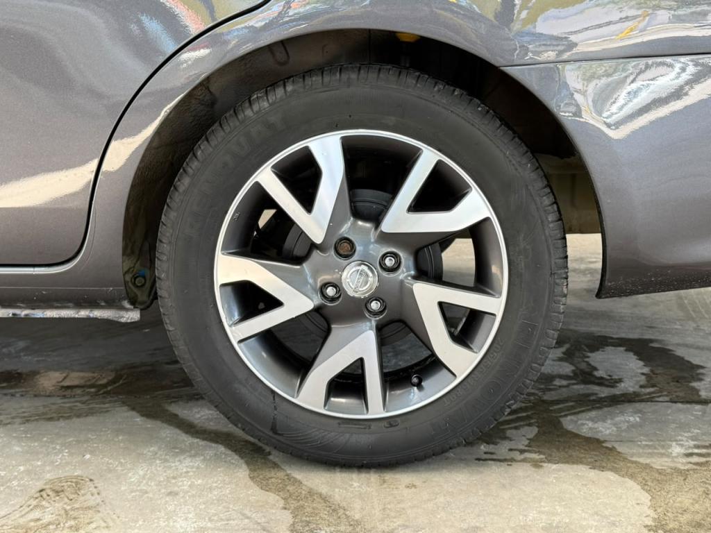 NISSAN Versa Sedan - Foto
