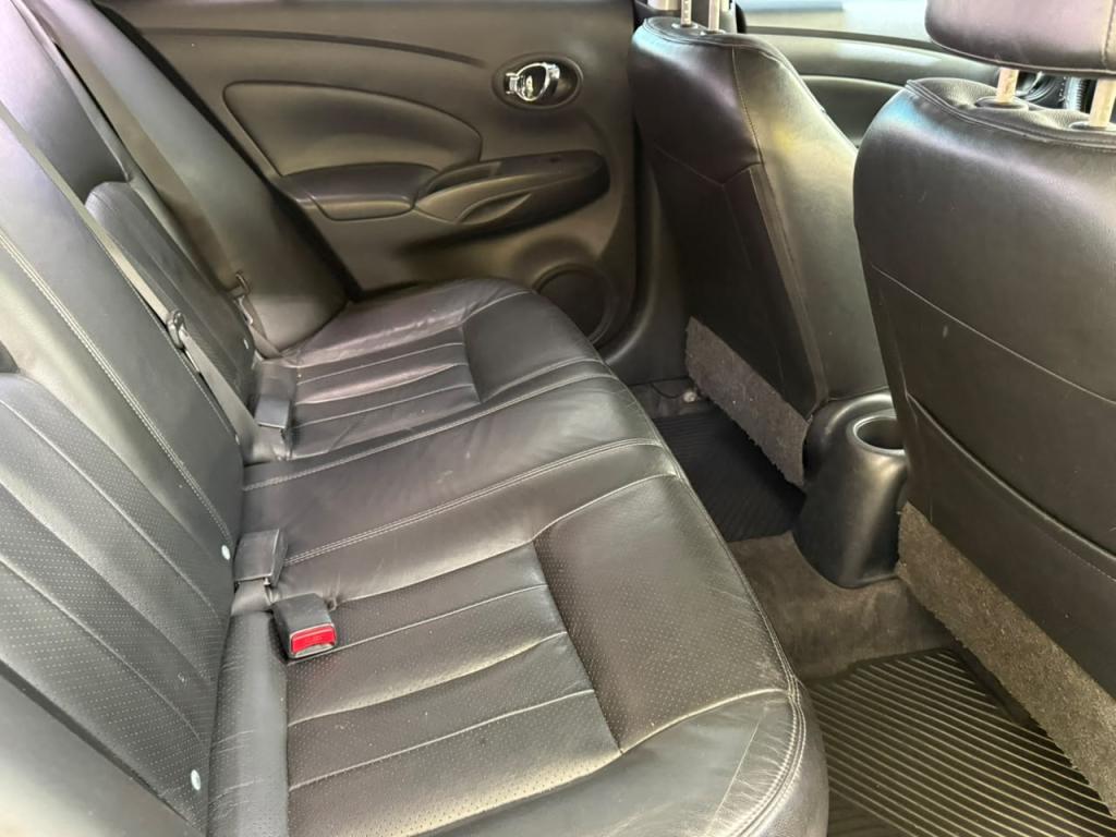 NISSAN Versa Sedan - Foto