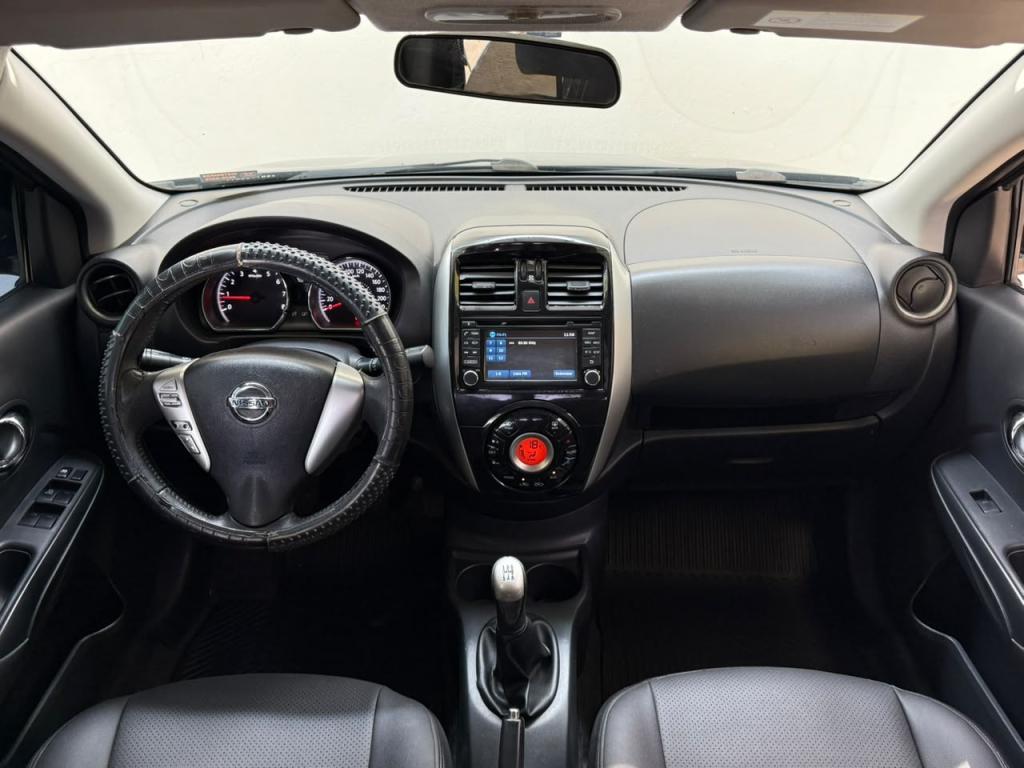 NISSAN Versa Sedan - Foto