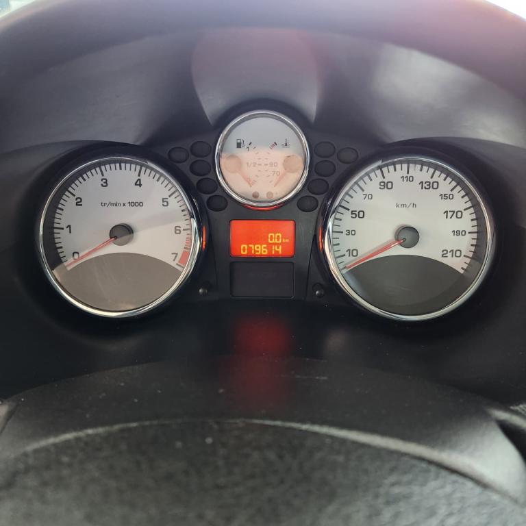 PEUGEOT 207 Hatch - Foto