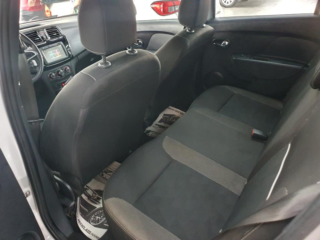 RENAULT Sandero - Foto