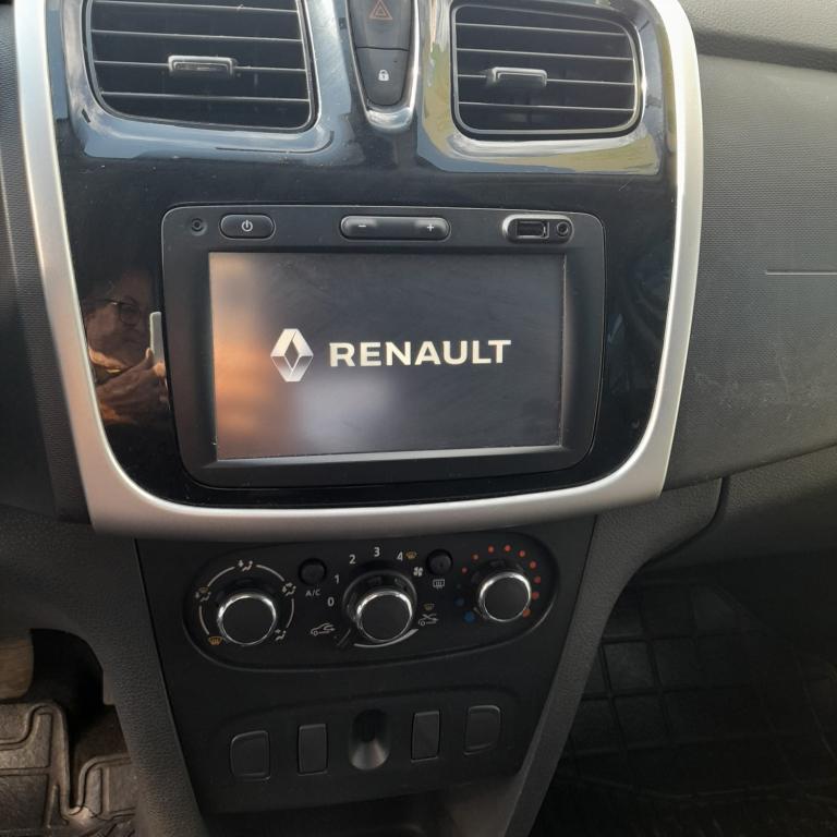 RENAULT Sandero - Foto