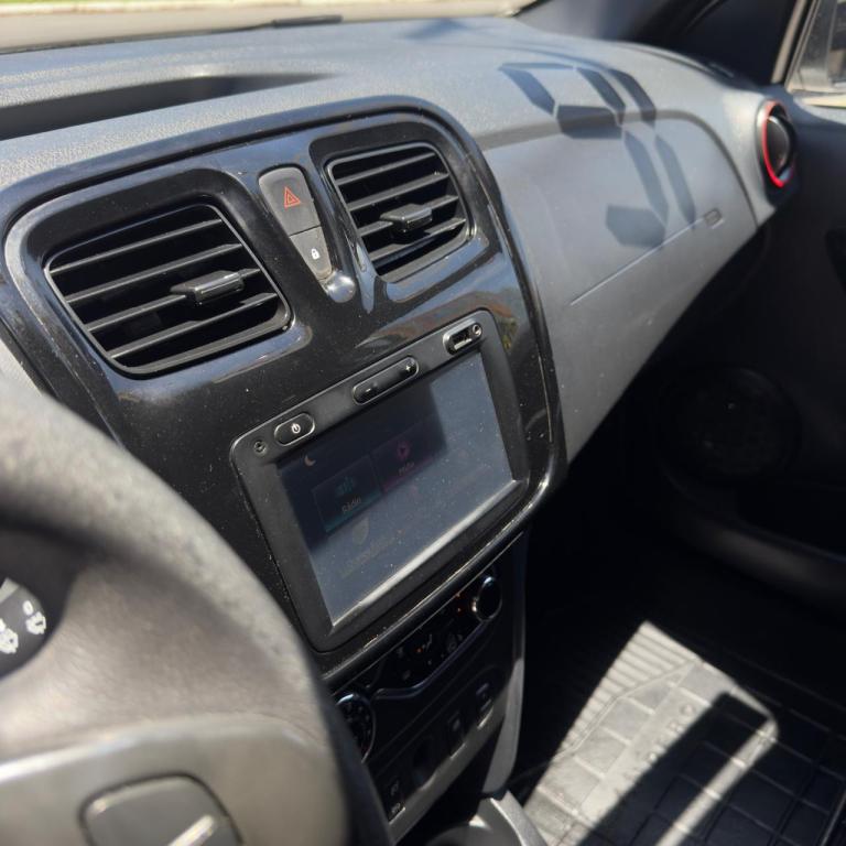 RENAULT Sandero - Foto