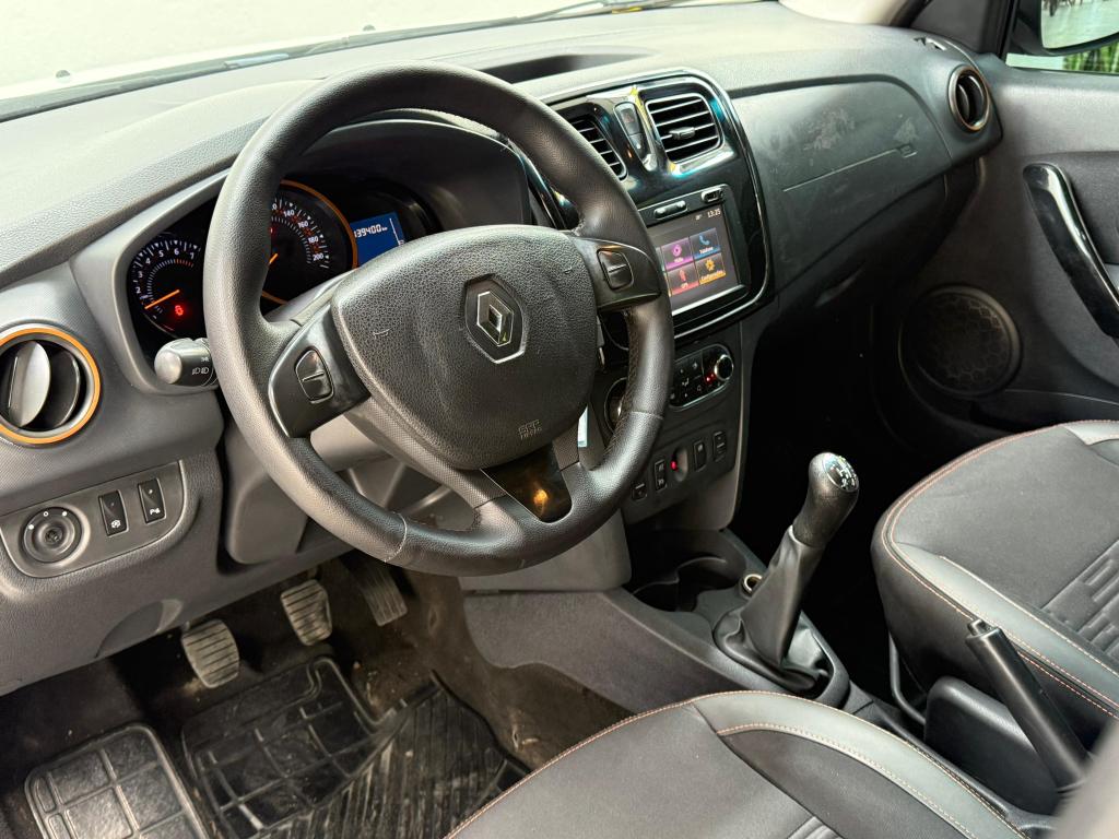 RENAULT Sandero - Foto