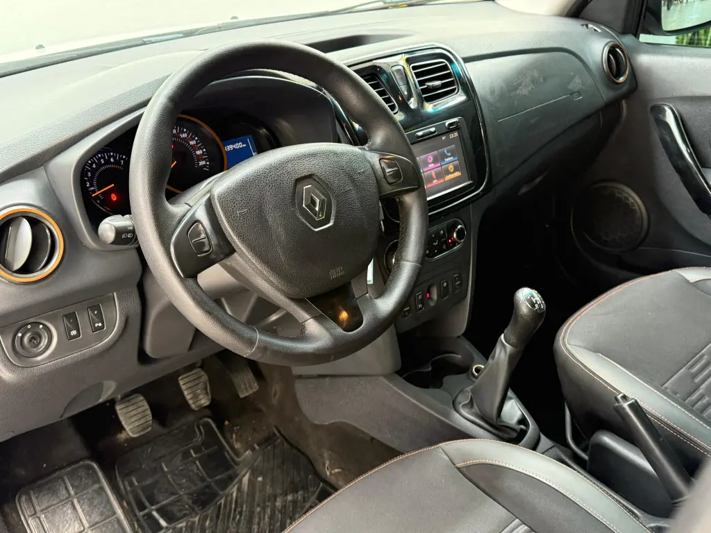 RENAULT Sandero - Foto