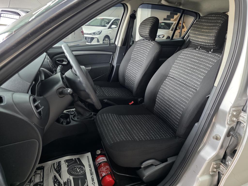 RENAULT Sandero - Foto