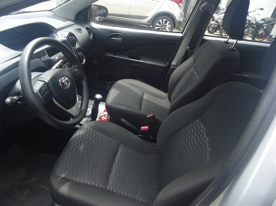 TOYOTA Etios Hatch - Foto