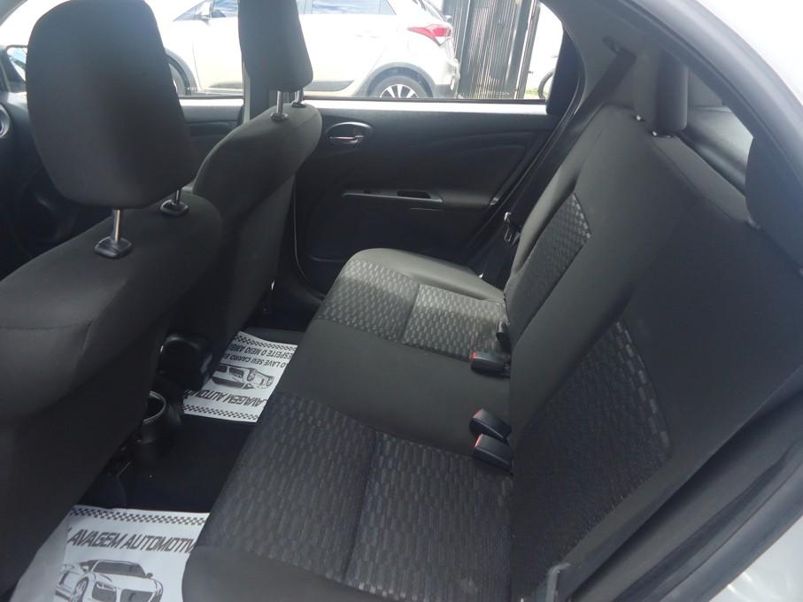 TOYOTA Etios Hatch - Foto