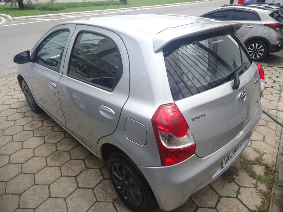 TOYOTA Etios Hatch - Foto