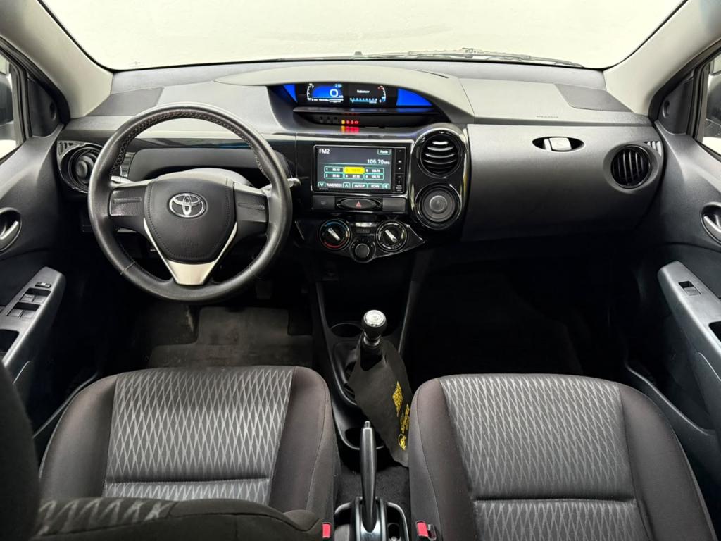 TOYOTA Etios Hatch - Foto